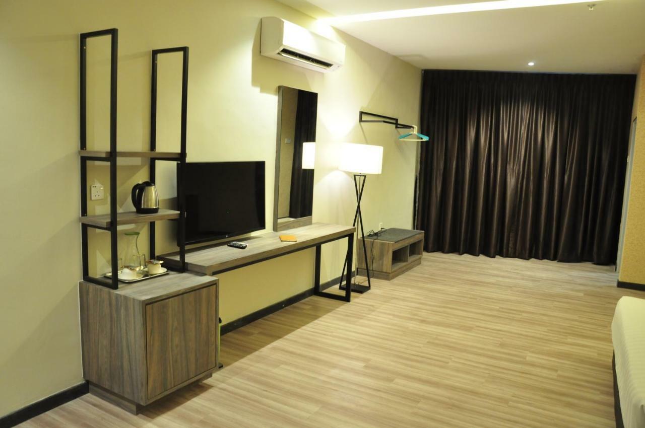 Frazel Inn Hotel Parit Buntar Exterior foto