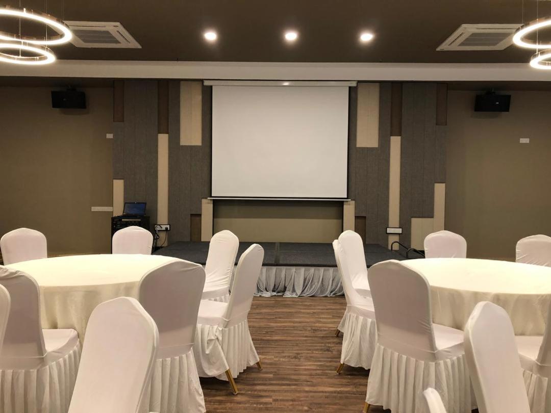 Frazel Inn Hotel Parit Buntar Exterior foto